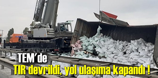 Hadımköy mevkiinde toprak yüklü TIR devrildi