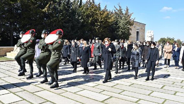 Bakan Akar'ın eşinden Anıtkabir'e ziyaret