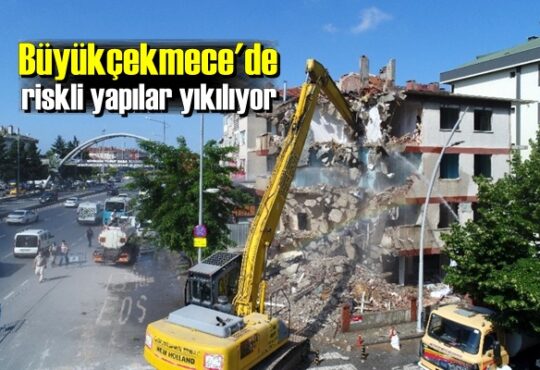 Büyükçekmece Belediyesi'nin aktardığı bilgilere göre, ilçede 2019 Eylül döneminde Silivri'de meydana gelen depremden hasar gören binaların yıkımı yapılıyor.