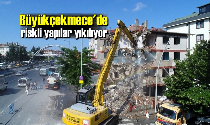 Büyükçekmece Belediyesi'nin aktardığı bilgilere göre, ilçede 2019 Eylül döneminde Silivri'de meydana gelen depremden hasar gören binaların yıkımı yapılıyor.