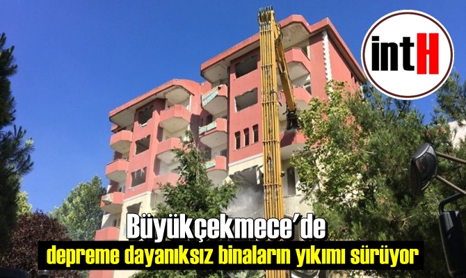 Büyükçekmece'de depreme dayanıksız binaların yıkımı sürüyor