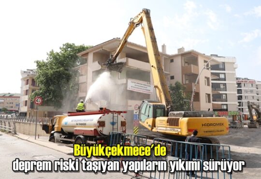 Büyükçekmece'de deprem riski taşıyan yapıların yıkımı sürüyor