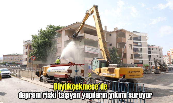 Büyükçekmece'de deprem riski taşıyan yapıların yıkımı sürüyor