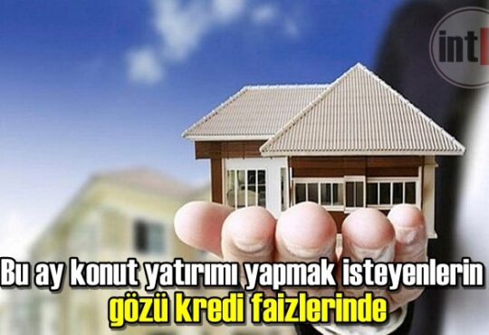 Konut kredisi faiz oranlarında yaz döneminde beklenen faiz indirimleri yaşanmadı. Hem konut yatırımı yapmayı bekleyenler hem de inşaat firmaları, tıpkı geçen yaz döneminde olduğu gibi cazip bir konut kredisi kampanyası bekliyordu. Ancak düşük faiz oranlı konut kredisi kampanyası bu yıl uygulanmadı. Konut kredilerinde faiz indirimleri olmazken büyük faiz artışları da yaşanmadı. Hem kamu hem de özel bankalarda yılın başından bu yana hemen hemen aynı faiz oranları uygulanıyor. Ağustos ayında ise yeni faiz indirimleri beklenmiyor. Uzmanlar, konut kredisi faizlerinin benzer faiz oranlarıyla bu ayı geçirebileceği düşüncesini paylaşıyor. GÜNCEL FAİZ ORANLARI Kamu bankaları ve özel bankalar arasında en uygun konut kredisi faiz oranı yüzde 1.37 seviyesinden başlıyor. Ziraat Bankası'nda 120 ay vadeli konut kredileri için yüzde 1.37 faiz oranı uygulanırken diğer kamu bankaları olan VakıfBank'ta da yüzde 1.37, Halkbank'ta yüzde 1.38 faiz oranından konut kredisi sunuluyor. Özel bankalar arasında ise Yapı Kredi Bankası'nda yüzde1.37 faiz oranı ve 120 ay vadeli konut kredisi sunulduğu görülüyor. Garanti BBVA'da ise120 ay vadeli konut kredileri için yüzde 1.46 faiz oranı uygulanıyor. Akbank'ta yüzde 1.39 faiz oranı ve 120 ay vadeli konut kredisi seçeneği bulunurken İş Bankası'nda yüzde 1.41, QNB Finansbank'ta yüzde 1.51, TEB'te ise yüzde 1.54 faiz oranından konut kredisi sunuluyor.