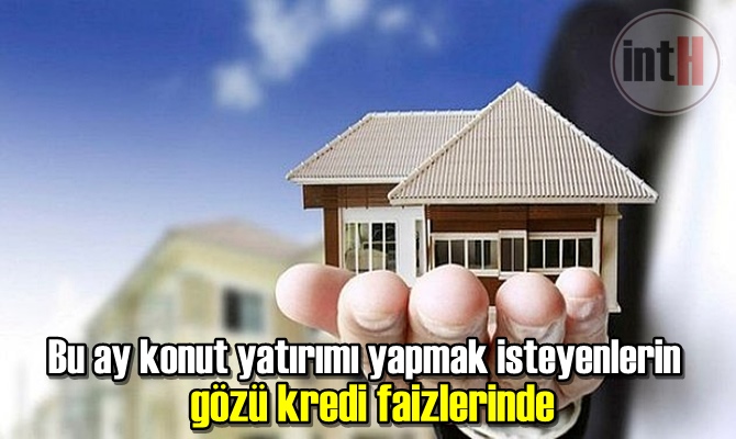 Konut kredisi faiz oranlarında yaz döneminde beklenen faiz indirimleri yaşanmadı. Hem konut yatırımı yapmayı bekleyenler hem de inşaat firmaları, tıpkı geçen yaz döneminde olduğu gibi cazip bir konut kredisi kampanyası bekliyordu. Ancak düşük faiz oranlı konut kredisi kampanyası bu yıl uygulanmadı. Konut kredilerinde faiz indirimleri olmazken büyük faiz artışları da yaşanmadı. Hem kamu hem de özel bankalarda yılın başından bu yana hemen hemen aynı faiz oranları uygulanıyor. Ağustos ayında ise yeni faiz indirimleri beklenmiyor. Uzmanlar, konut kredisi faizlerinin benzer faiz oranlarıyla bu ayı geçirebileceği düşüncesini paylaşıyor. GÜNCEL FAİZ ORANLARI Kamu bankaları ve özel bankalar arasında en uygun konut kredisi faiz oranı yüzde 1.37 seviyesinden başlıyor. Ziraat Bankası'nda 120 ay vadeli konut kredileri için yüzde 1.37 faiz oranı uygulanırken diğer kamu bankaları olan VakıfBank'ta da yüzde 1.37, Halkbank'ta yüzde 1.38 faiz oranından konut kredisi sunuluyor. Özel bankalar arasında ise Yapı Kredi Bankası'nda yüzde1.37 faiz oranı ve 120 ay vadeli konut kredisi sunulduğu görülüyor. Garanti BBVA'da ise120 ay vadeli konut kredileri için yüzde 1.46 faiz oranı uygulanıyor. Akbank'ta yüzde 1.39 faiz oranı ve 120 ay vadeli konut kredisi seçeneği bulunurken İş Bankası'nda yüzde 1.41, QNB Finansbank'ta yüzde 1.51, TEB'te ise yüzde 1.54 faiz oranından konut kredisi sunuluyor.