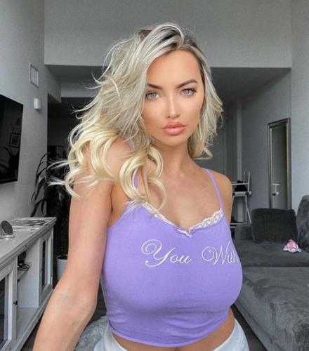 Lindsey Pelas'ın dekoltesi Instagram'ı karıştırdı